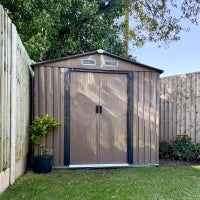 Casetta da Giardino in Metallo con Prese d'Aria e Doppia Porta Scorrevole, 2.1x1.3m, Marrone
