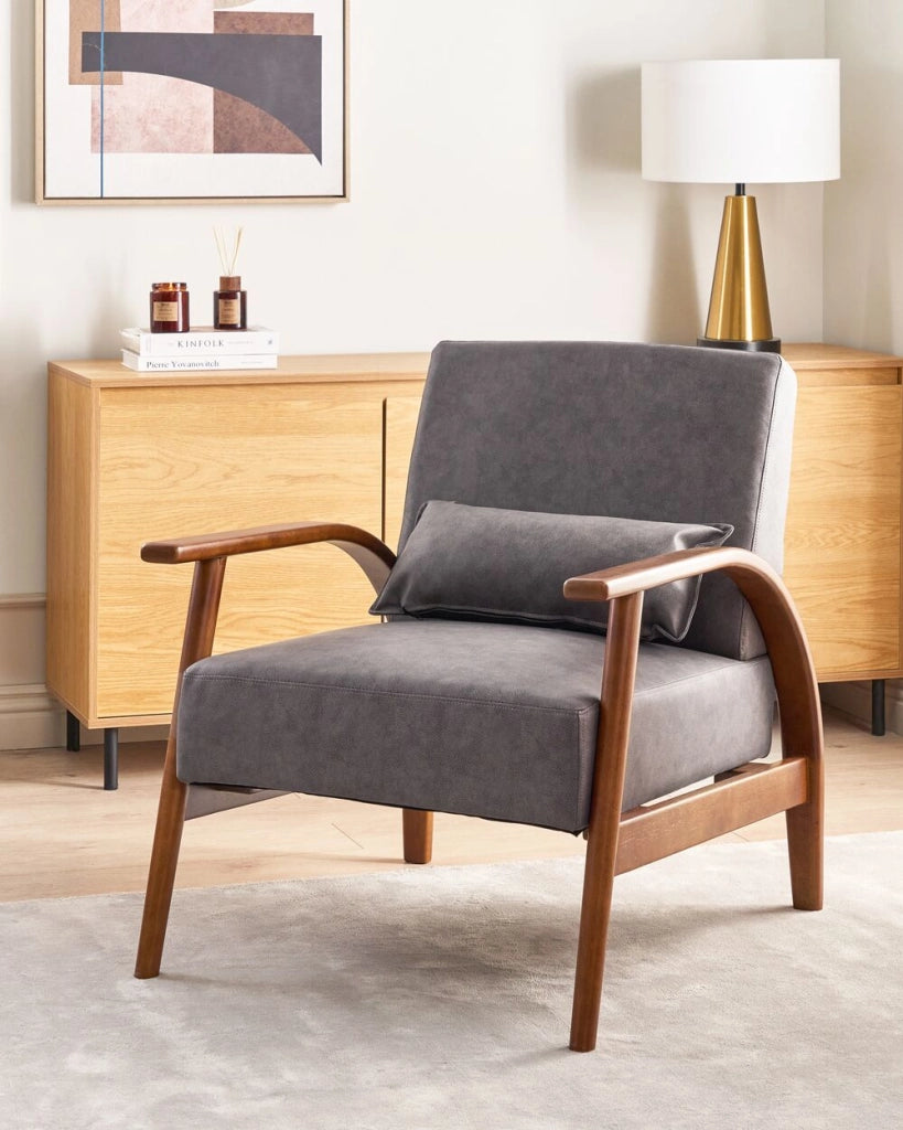 Poltrona marrone scuro in ecopelle con gambe in legno, braccioli e cuscino Retro Classico Soggiorno Tradizionale