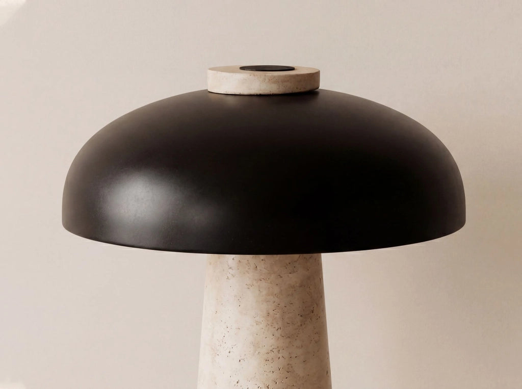 Lampada da tavolo in acciaio nero e marmo porcellanato