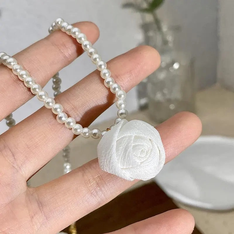 Collana fatta a mano con rose bianche e nere e perle, regalo di Natale per donna, regalo di compleanno