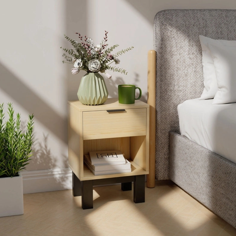 Comodino in rovere con cassetto e vano aperto