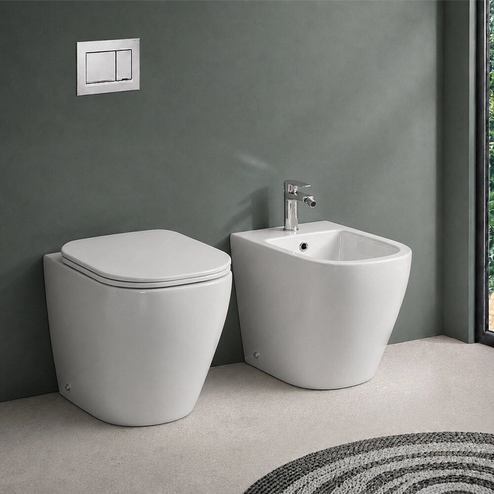Sanitari filomuro in ceramica bianco design quadrato con copriwc e scarico rimless Kayra