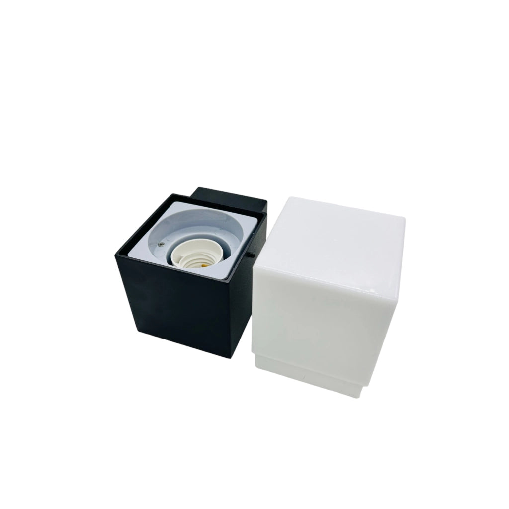 Applique lampada da parete muro esterno dal design moderno e innovativo colore nero e attacco per lampadine E27