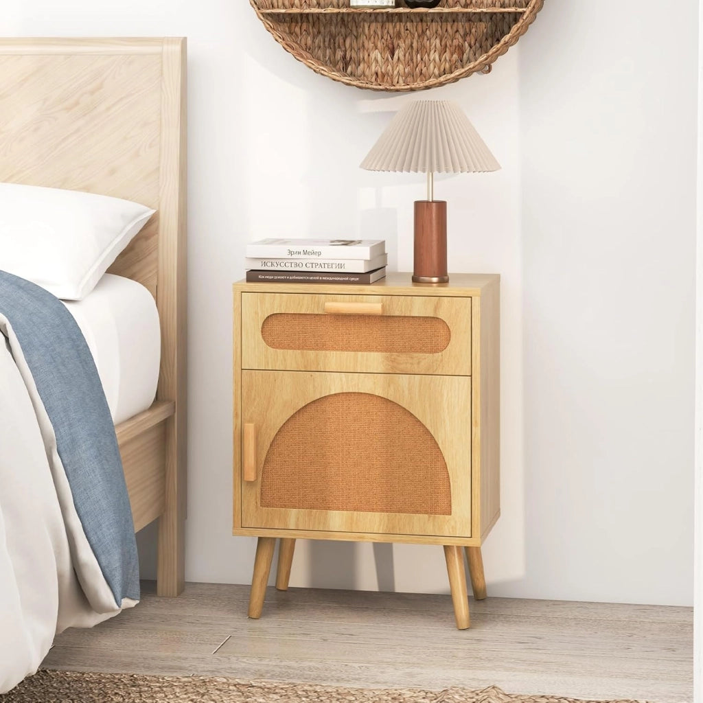Comodino in Rattan, Tavolo Laterale in Stile Boho con Cassetto e Armadietto, Comodino con Gambe in Legno Massello, Dispositivo Anti-Ribaltamento, per Camera da Letto e Soggiorno, Naturale