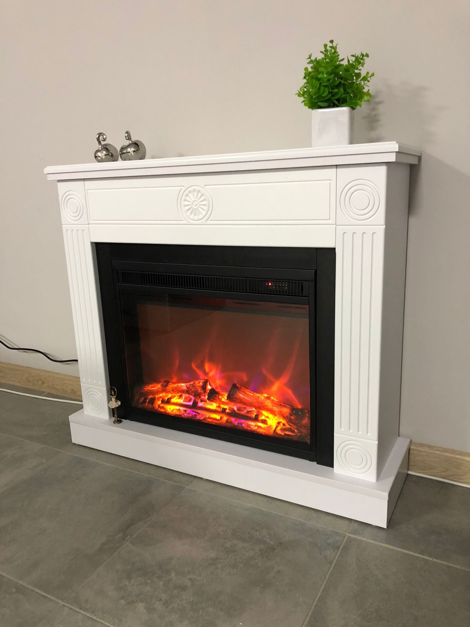 Camino Elettrico da Pavimento 80x95x27 cm Effetto Fiamma 1500W Bonita & Lorance Bianco/nero