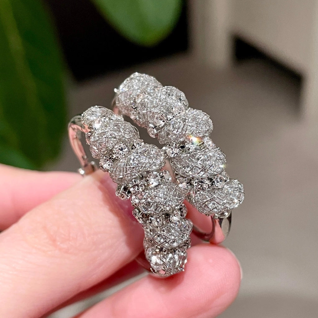 Nuovi orecchini minimalisti di lusso con strass di cristallo.