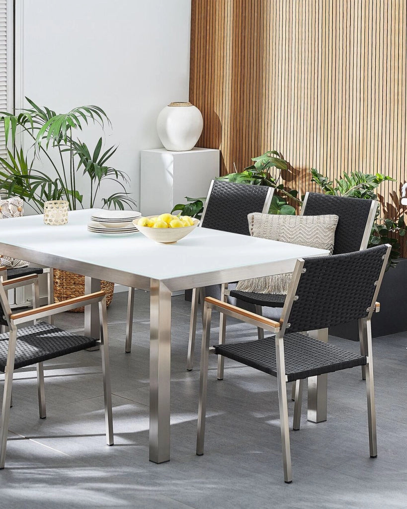 Set di 4 Sedie da Pranzo da Giardino Seduta in Finta Rattan Nero e Argento Gambe in Acciaio Inox Impilabili per Esterni