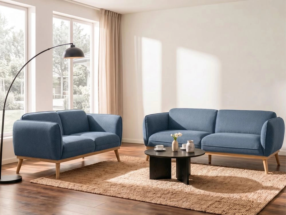 Set da salotto in stile scandinavo con divani a 2 e 3 posti, gambe affusolate in legno e rivestimento in tessuto blu