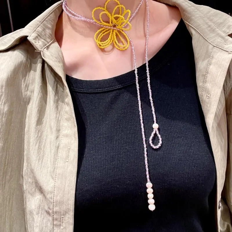 Collana con fiore di cristallo fatta a mano: gioiello con perline intrecciate