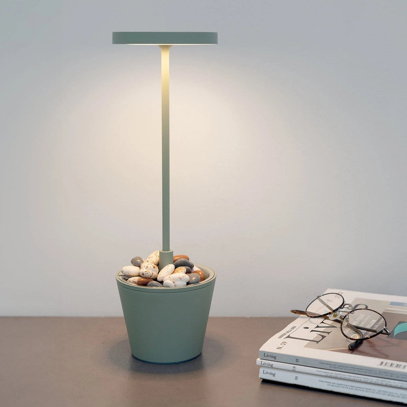 Lampada a led da tavolo Poldina Reverso Verde Salvia ricaricabile e dimmerabile con batteria fino a 12 ore. Da esterno IP65