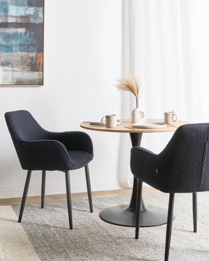 Set di 2 sedie da pranzo in tessuto bouclè nero braccioli schienale intagliato gambe in metallo moderna industriale
