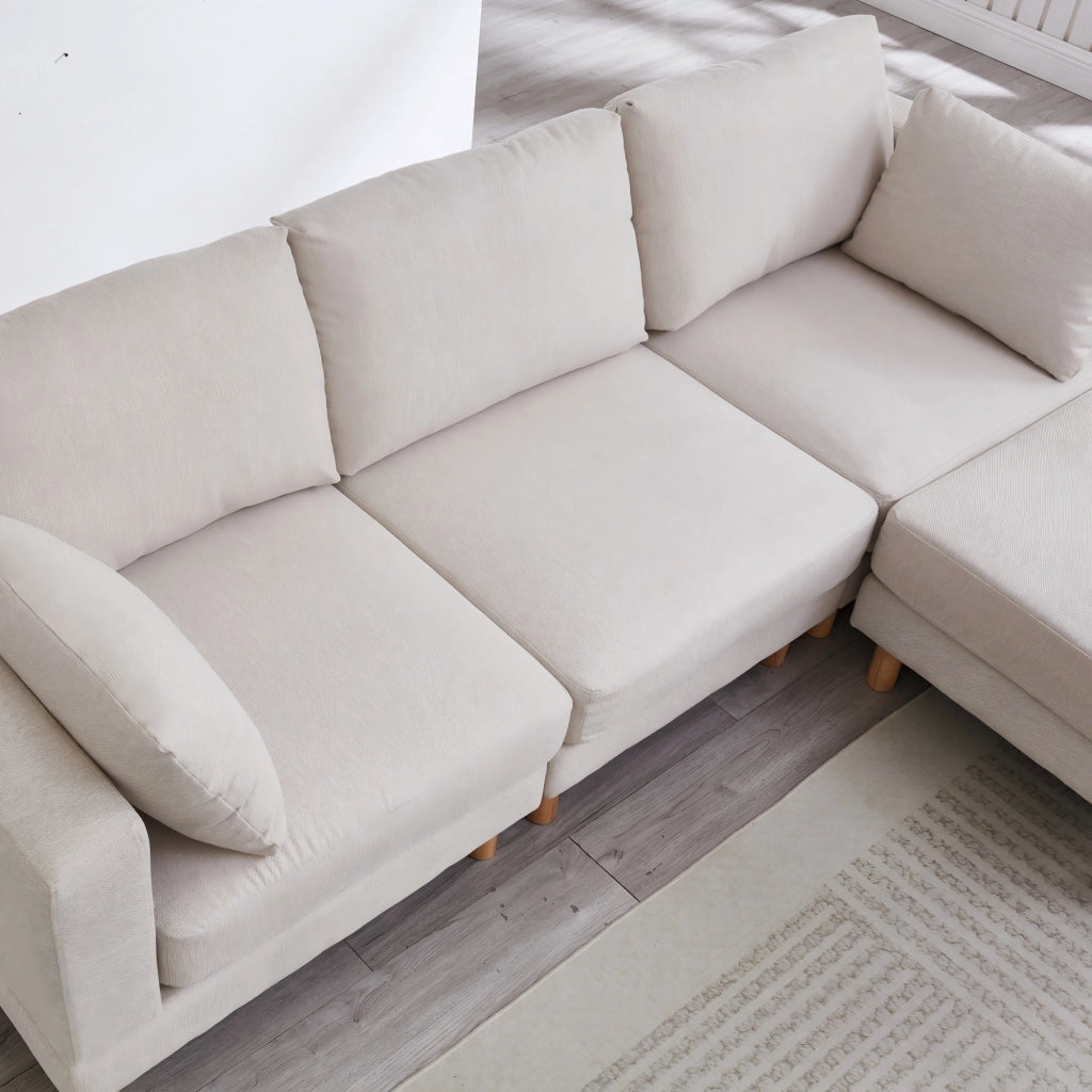 Divano angolare 3 posti con pouf e chaise longue reversibile in poliestere beige e gambe in legno 235 × 152 × 78 cm