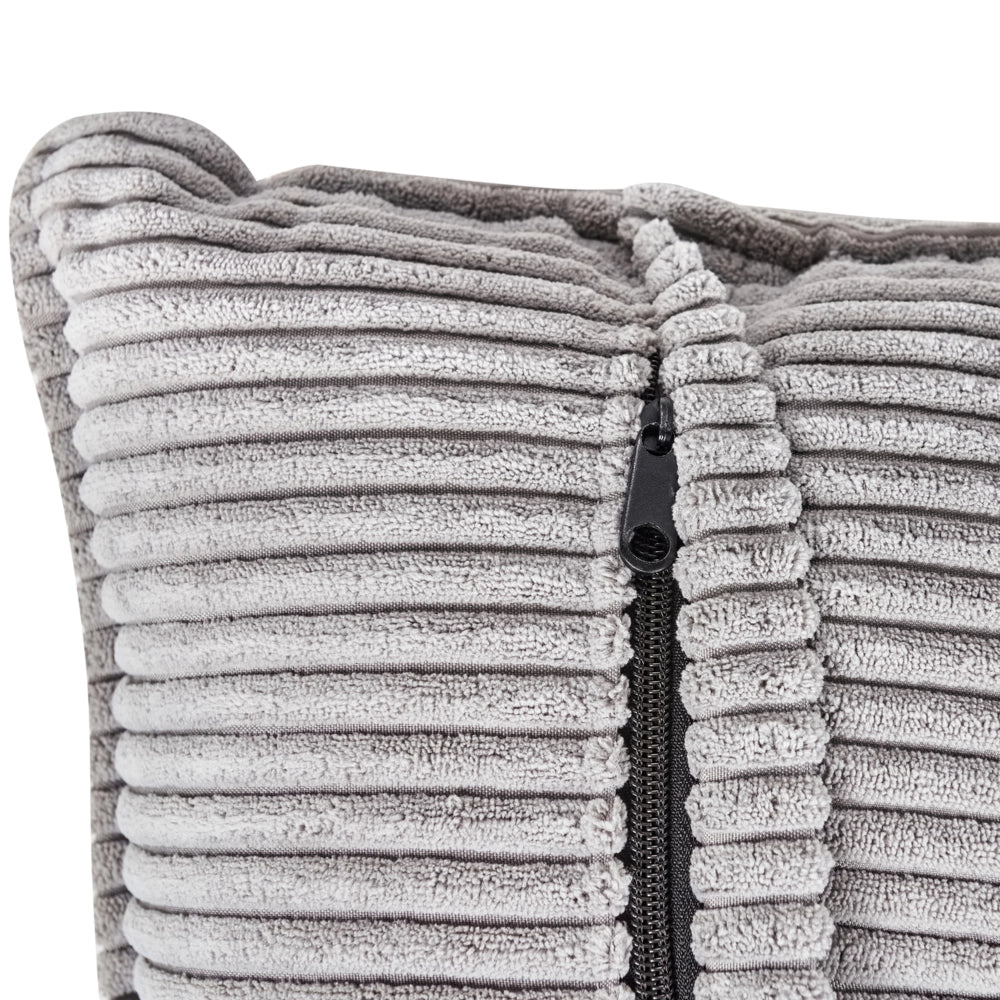 Divano Angolare lato destro in velluto a coste grigio chiaro con cuscini decorativi stile Moderno