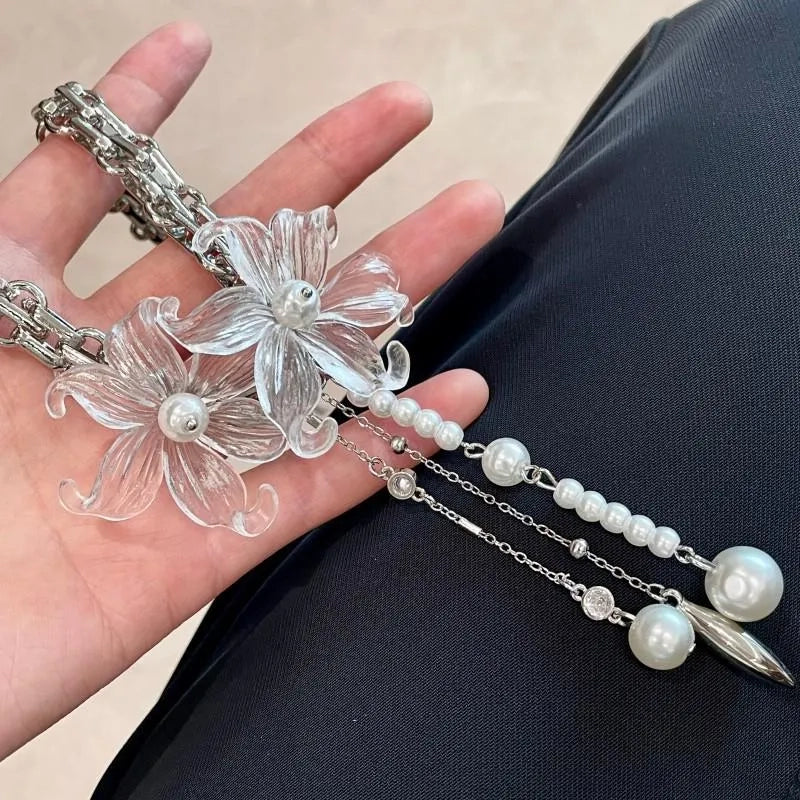 Collana vintage fatta a mano con fiore trasparente, perle e nappa, regalo di Natale o compleanno.