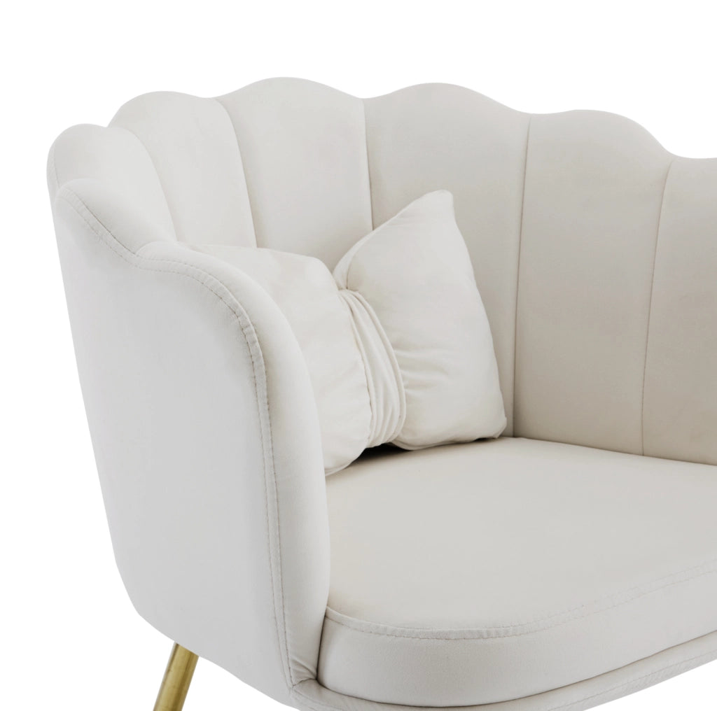 Poltrona con design a petalo; supporto ergonomico in velluto beige