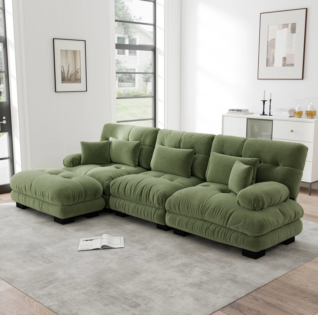Divano modulare angolare con pouf mobili in chenille verde; seduta profonda