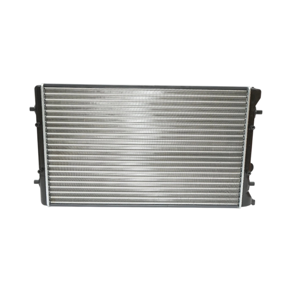 Radiatore raffreddamento acqua motore – VW, Audi, Opel, Seat, Skoda (motori 1.4 – 2.5 Diesel) Dimensioni: 650 × 414 × 23 mm Codici OEM: VW1J0121253AB, 1J0121253N, 1924001979