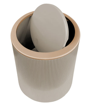 Set Completo Accessori Bagno 5 Pezzi Design Moderno In Plastica Incluso Cestino Pattumiera,Dispenser Sapone Portascopino Con Scopino Incluso ,PortaSaponetta,Porta Spazzolini - Beige