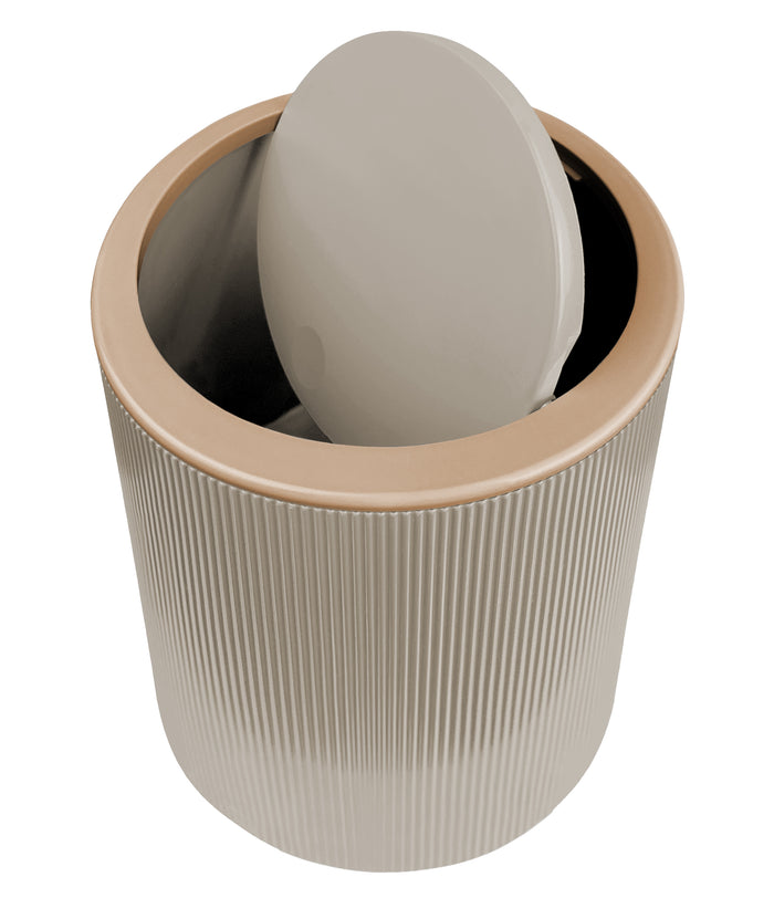 Set Completo Accessori Bagno 5 Pezzi Design Moderno In Plastica Incluso Cestino Pattumiera,Dispenser Sapone Portascopino Con Scopino Incluso ,PortaSaponetta,Porta Spazzolini - Beige