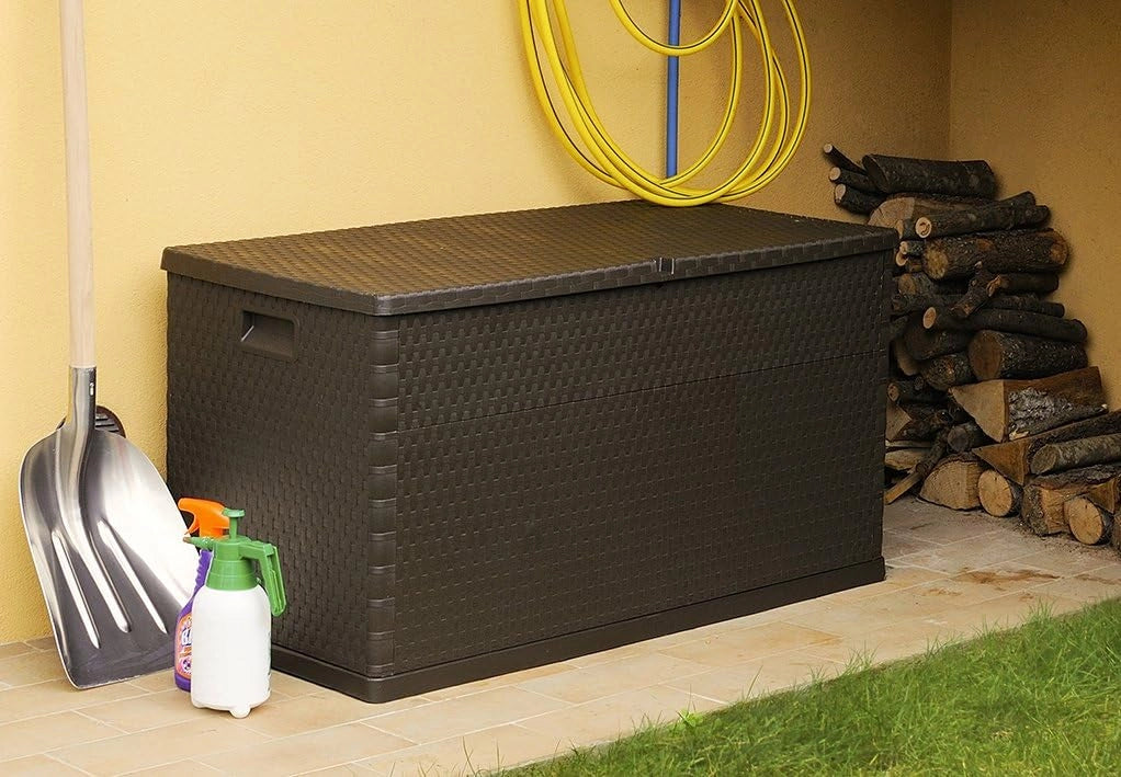 Baule multiuso da esterno in resina effetto rattan 420 litri con ruote colore marrone Toomax