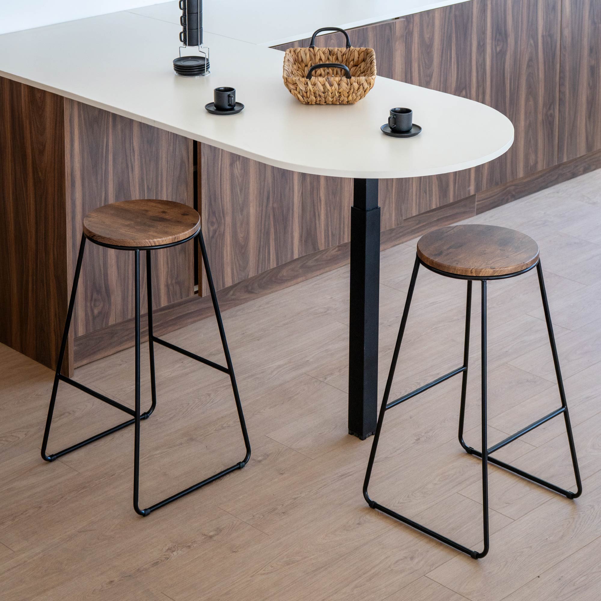 Coppia di Sgabelli Alti in Metallo con Seduta in Legno – Design Industriale Moderno – Set 2 Sgabelli da Cucina, Penisola o Bar – Colori Marrone e Nero Marrone