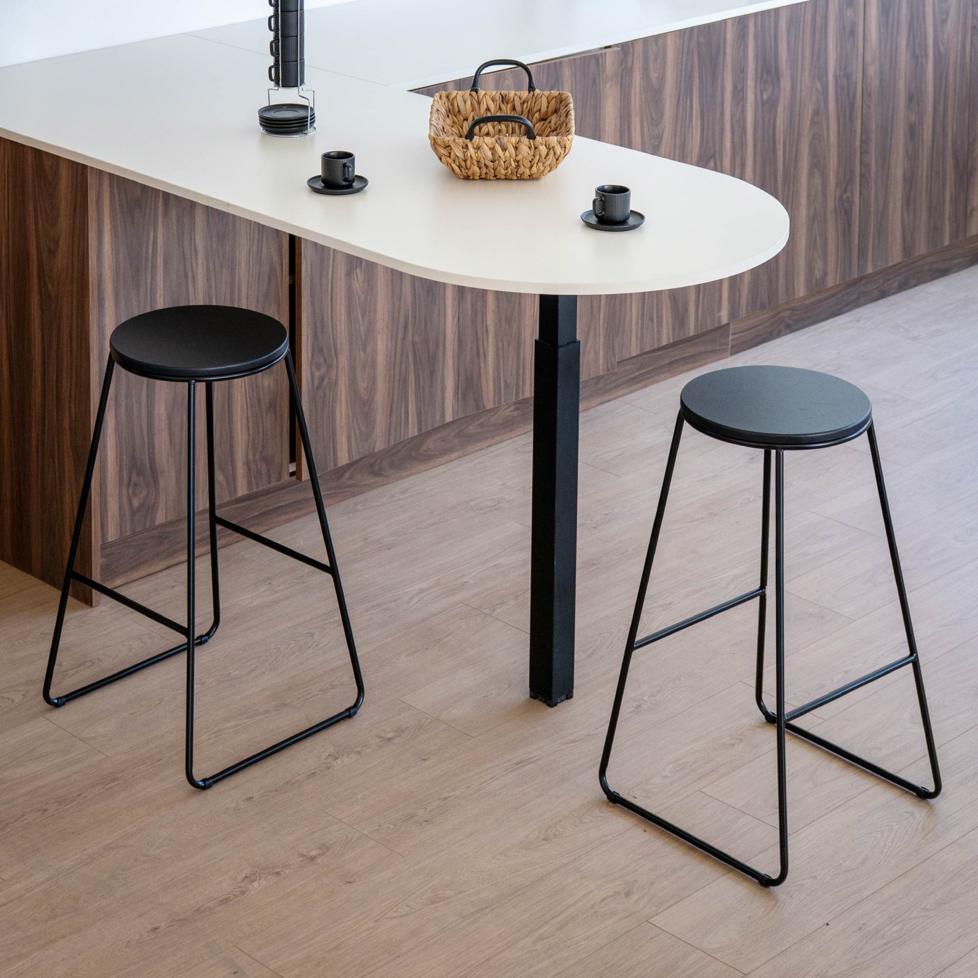 Coppia di Sgabelli Alti in Metallo con Seduta in Legno – Design Industriale Moderno – Set 2 Sgabelli da Cucina, Penisola o Bar – Colori Marrone e Nero Nero