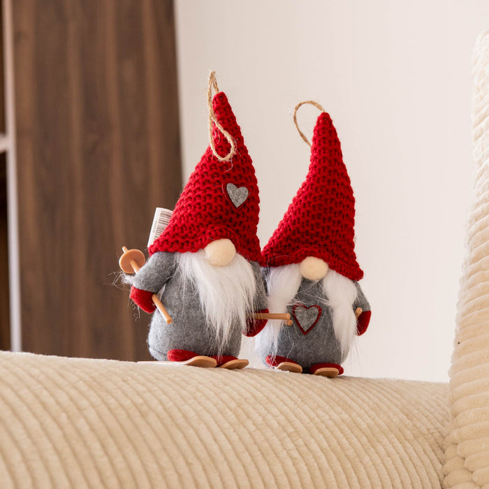 Set 4 Gnomi Natalizi 22 cm con Sci e Slitta Decorazioni Natale in Feltro con Cordino per Appenderli Gnomi Rossi, Animalier e Righe  Addobbi per Casa Rosso