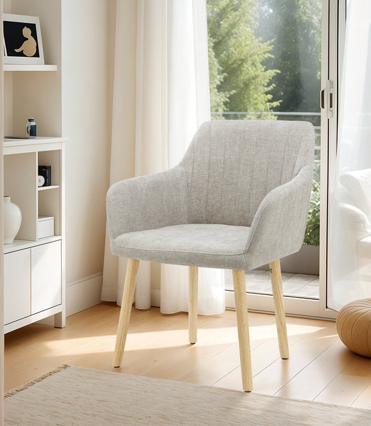 Poltroncina Stile Scandinavo in Tessuto Beige con Gambe in Legno Naturale – Sedia Imbottita Moderna per Soggiorno, Sala da Pranzo o Camera da Letto – Design Nordico Elegante e Confortevole Tortora