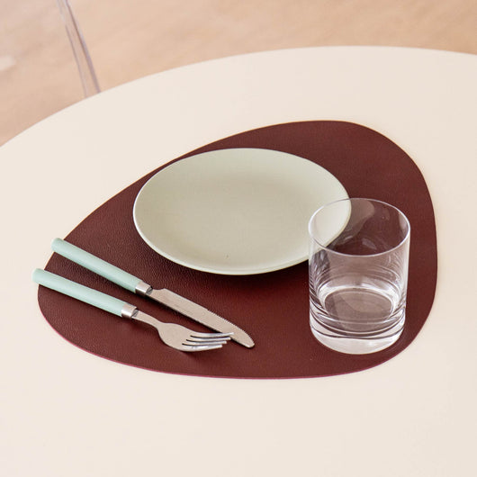 Set di 4 Tovagliette Americane in Similpelle – Eleganti, Antimacchia, Antiscivolo, Impermeabili, Termoresistenti e Lavabili – Utilizzabili da Entrambi i Lati, Ideali per Tavolo da Pranzo o Cucina Bordeaux