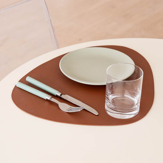 Set di 4 Tovagliette Americane in Similpelle – Eleganti, Antimacchia, Antiscivolo, Impermeabili, Termoresistenti e Lavabili – Utilizzabili da Entrambi i Lati, Ideali per Tavolo da Pranzo o Cucina Marrone