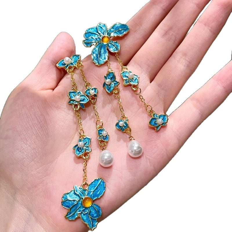 Orecchini pendenti con perle di cristallo a forma di petalo blu.