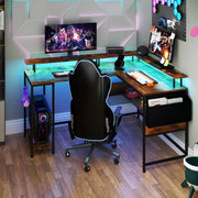 Scrivania Angolare a L in Forma di L con Illuminazione LED, Supporto per Monitor, Gancio per Cuffie, Ripiano e Stazione di Ricarica (Marrone)