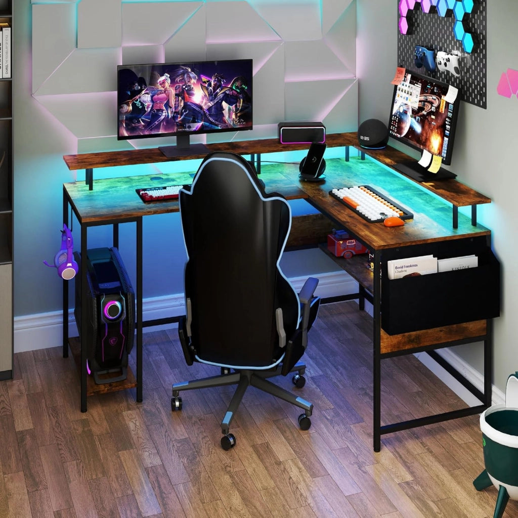 Scrivania Angolare a L in Forma di L con Illuminazione LED, Supporto per Monitor, Gancio per Cuffie, Ripiano e Stazione di Ricarica (Marrone)