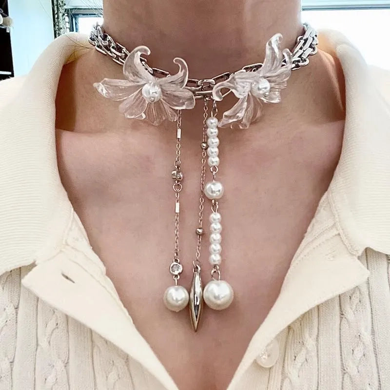 Collana vintage fatta a mano con fiore trasparente, perle e nappa, regalo di Natale o compleanno.