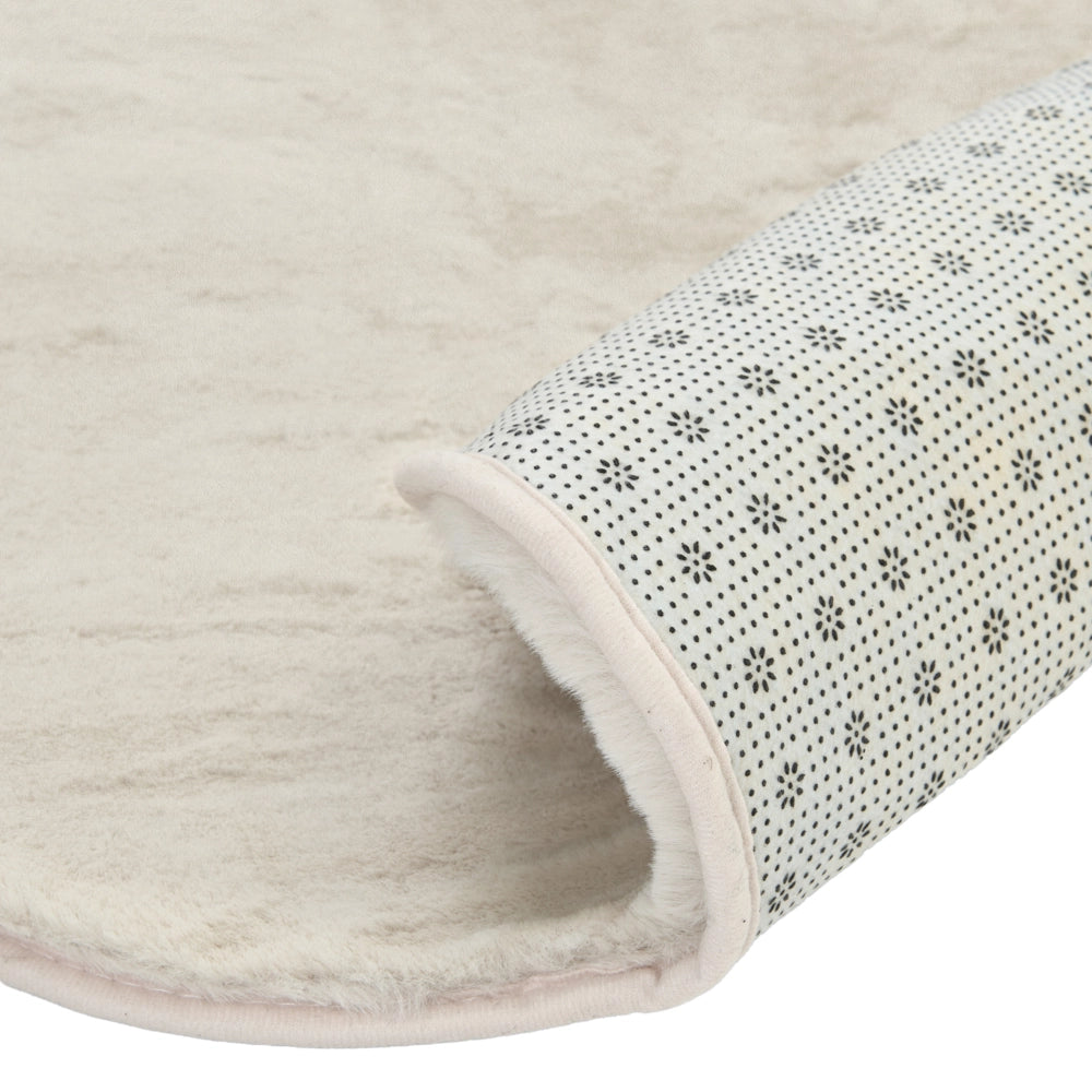 Tappeto Irregolare Beige Chiaro in Finta Pelliccia 80 x 120 cm a Pelo Lungo per Soggiorno con Retro in Poliestere Stile Moderno