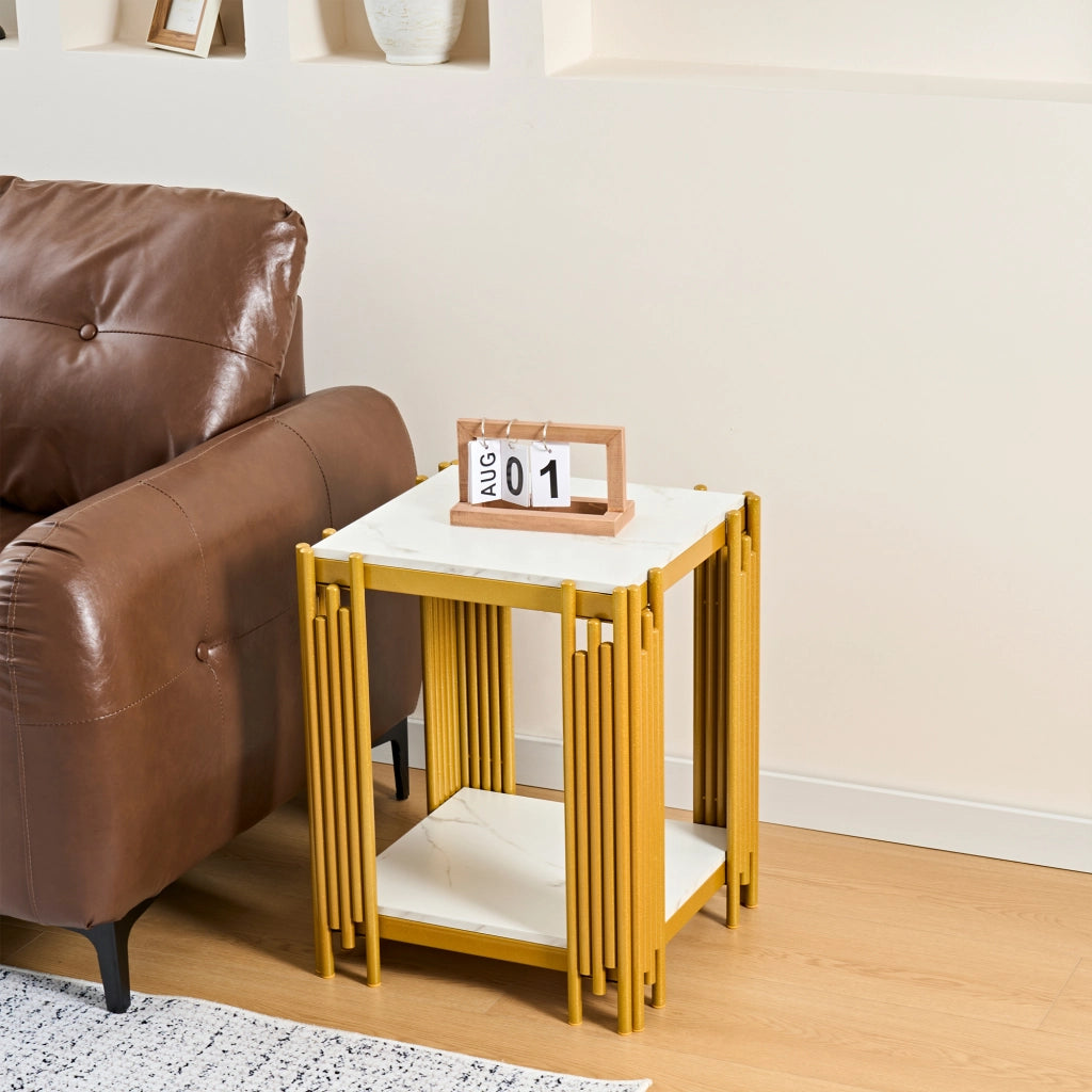 Comodino con 2 ripiani in MDF e metallo effetto marmo bianco e oro per camera da letto e soggiorno 43 × 40 × 55 cm