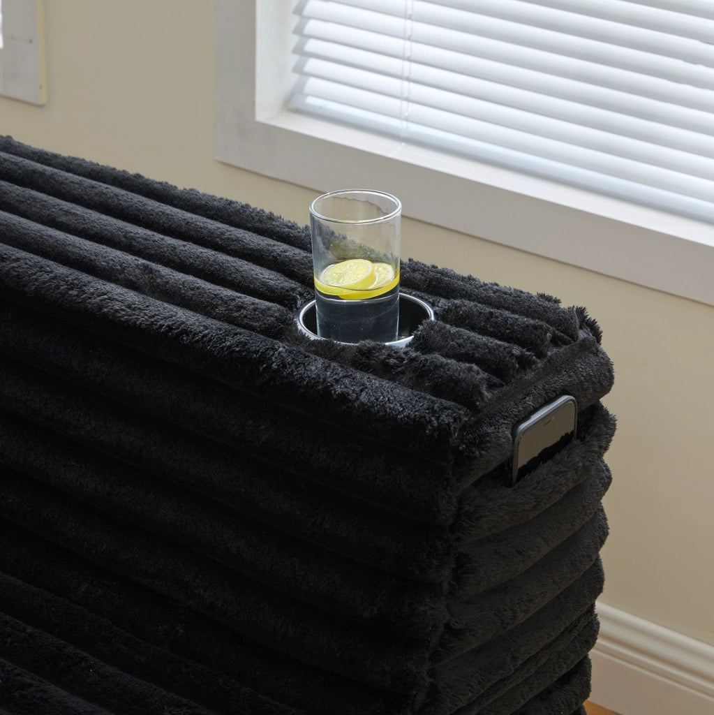 Divano modulare a U ULEVR 320x155 cm in velluto a coste nero, portabevande, tasca laterale e 6 cuscini