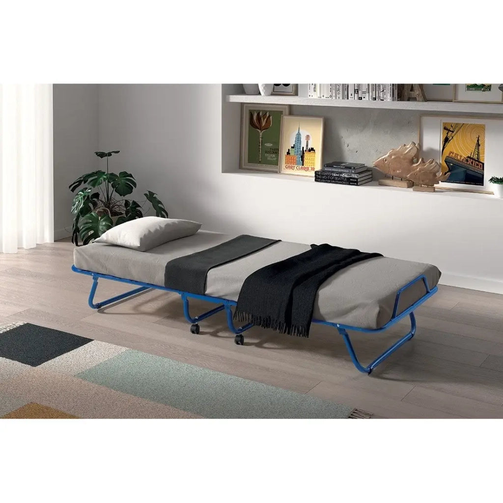 Letto pieghevole NAZARE – 80x190 cm in metallo blu con ruote, rete e materasso inclusi