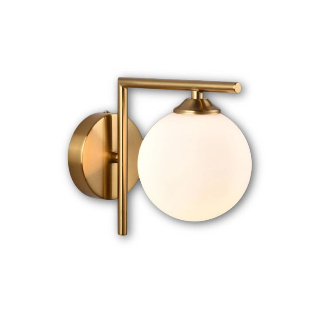 Applique da parete moderna in metallo satinato oro, paralume sfera in vetro opalino, attacco G9, lampadina non inclusa