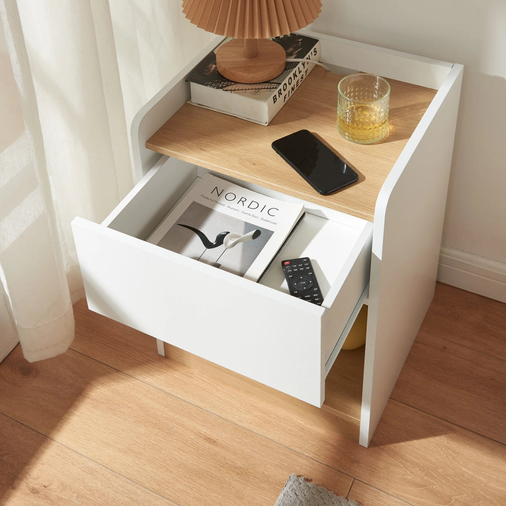 Comodino Kuorshare Mobiletto Laterale con Cassetto e Vano Aperto 55 x 42 x 37 cm - Bianco/Effetto Rovere [en.casa]