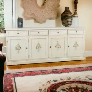 Credenza madia buffet in legno Shabby chic 4 ante mod Martini bianca anticata decorata motivo floreale