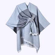 Mantella da donna con spacco diagonale e laccetti a pois color fango, con frange.