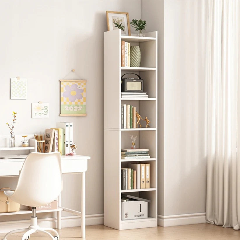 Libreria alta con finitura bianca, con misure 40x30x180 cm.