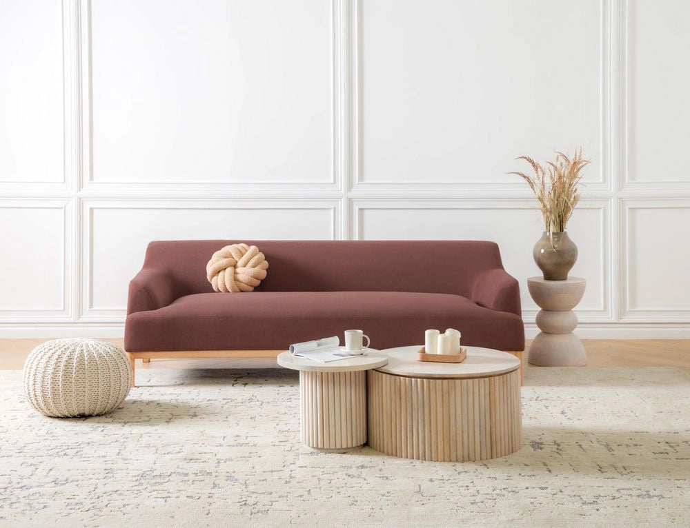Divano a 3 posti in tessuto bourdeaux con gambe in legno stile elegante soggiorno