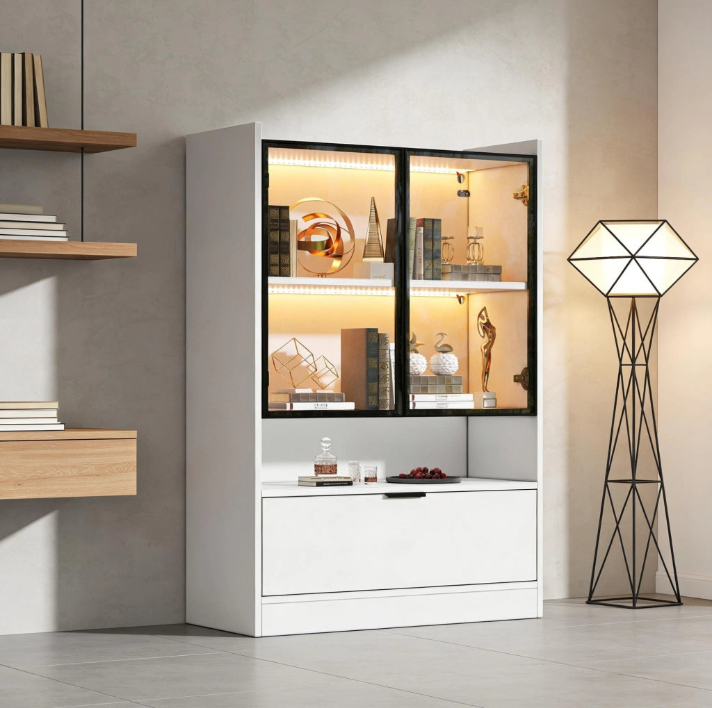 Vetrina moderna bianca con illuminazione a LED e ante in vetro