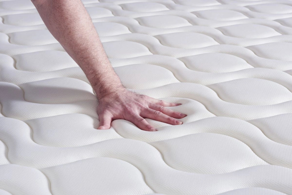 Pacchetto letto completo - Materasso 140x190cm + Box spring con doghe (in kit) + 2 cuscini + Piumino - Actimemo Sleep
