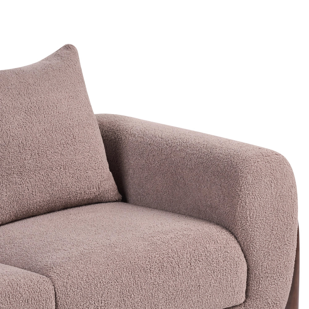 Divano a due posti con rivestimento in tessuto bouclè marrone con braccioli e gambe in legno stile moderno