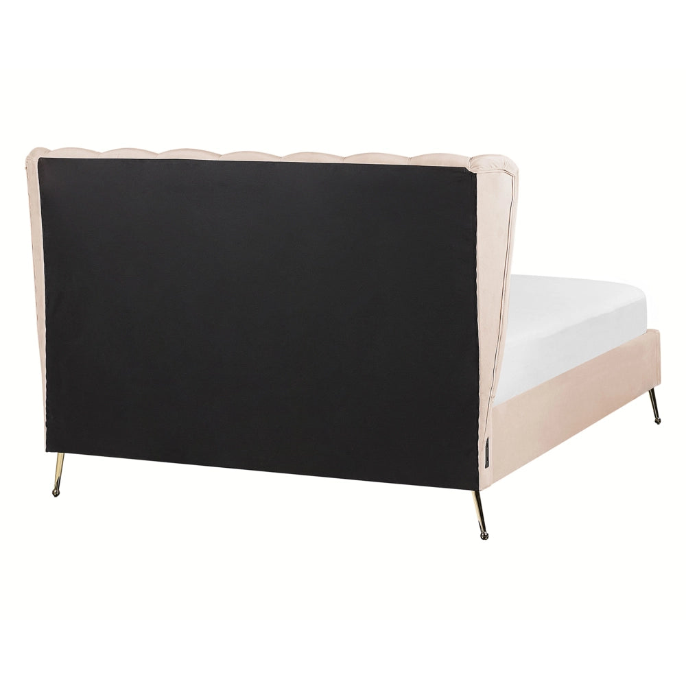 Letto in velluto beige rivestito con gambe in metallo dorato UE Dimensioni doppie 140 x 200 cm con testata con porta USB Camera da letto moderna e glam.