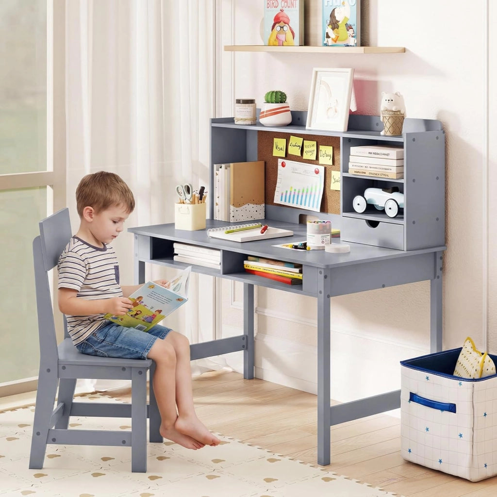 Set Scrivania e Sedia per Bambini, Tavolo per Studenti in Legno con Bacheca in Sughero, Cassetto, Pensile con Ripiani Aperti, Postazione Computer per Bambini per Studio e Lettura (Grigio)