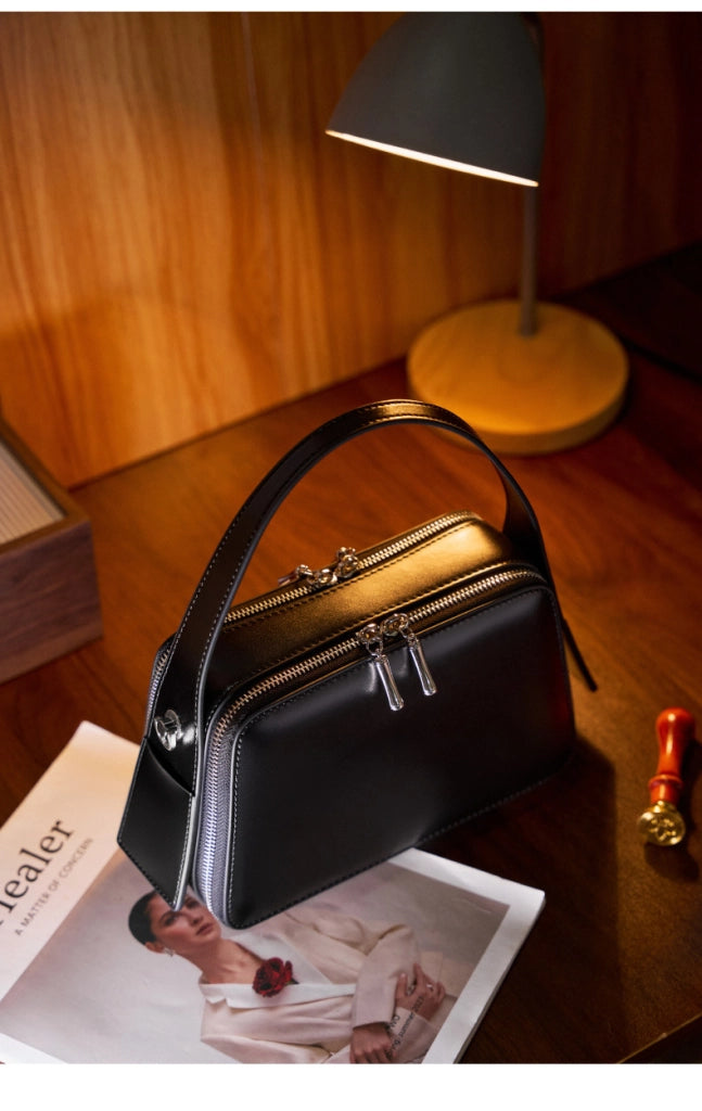 Borsa a tracolla in vera pelle, graziosa e con tracolla lunga, colore nero.